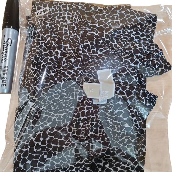 Michael Kors Black and White Patterned Blouse. MED. G0088 - Picture 8 of 9